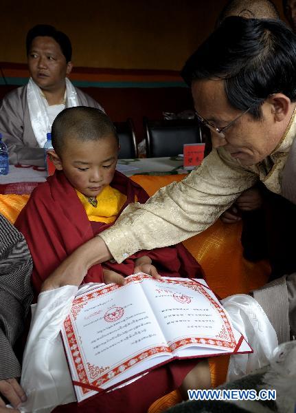 Losang Jigme, Tibet&apos;s top official in charge of religious affairs, attend the enthronement of the sixth Living Buddha Dezhub at Zagor Monastery in Shannan Prefecture of southwest China&apos;s Tibet Autonomous Region, Aug. 2, 2010.[Xinhua] 