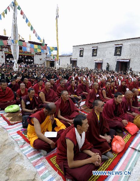 The enthronement of the sixth Living Buddha Dezhub is held at Zagor Monastery in Shannan Prefecture of southwest China&apos;s Tibet Autonomous Region, Aug. 2, 2010. [Xinhua]
