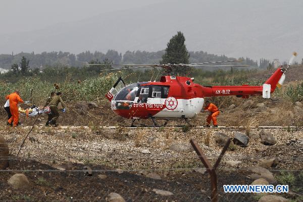 An Israeli helicopter is seen evacuating one of injured soldiers from the northern border, Aug 3,2010. [Jini/Xinhua]