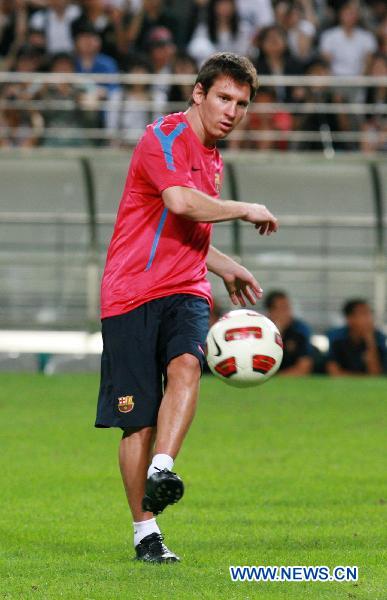 Barcelona's Lionel Messi of Argentina kicks the ball during a training session in Seoul August 3, 2010. (Xinhua/Park Jin-hee)