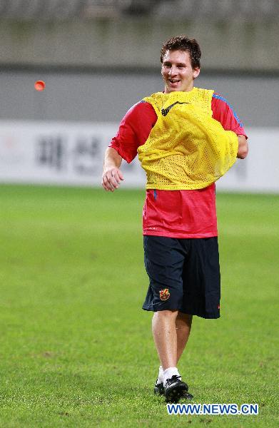 FC Barcelona's Lionel Messi of Argentina smiles during a training session in Seoul August 3, 2010. (Xinhua/Park Jin-hee)