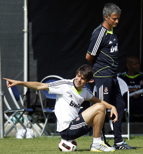 Real Madrid midfielder Kaka (L) sits beside coach Jose Mourinho during a training in Los Angeles, California, August 2, 2010.(Xinhua/Reuters Photo)