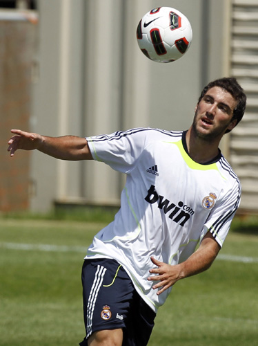 Real Madrid forward Gonzalo Higuain of Argentina controls the ball during training in Los Angeles, California, August 2, 2010.(Xinhua/Reuters Photo)