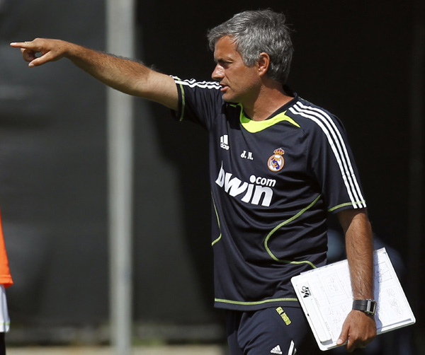 Real Madrid coach Jose Mourinho directs the team during a training in Los Angeles, California, August 2, 2010.(Xinhua/Reuters Photo)