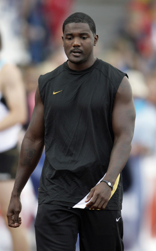 U.S. sprinter and 2004 Olympic 100 metres champion Justin Gatlin prepares for his first run since 2006 in Rakvere August 3, 2010. Gatlin won the final in his comeback meeting on Tuesday after a four-year doping ban in a time of 10.24 seconds.(Xinhua/Reuters Photo) 