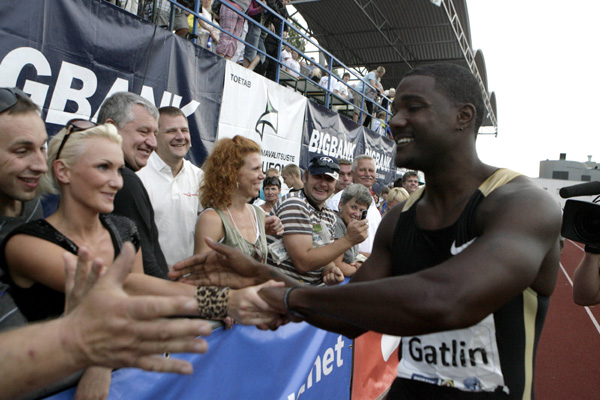 U.S. sprinter Justin Gatlin greets spectators after winning the 100 metres final at the KuldLiiga meeting in Rakvere August 3, 2010.(Xinhua/Reuters Photo)