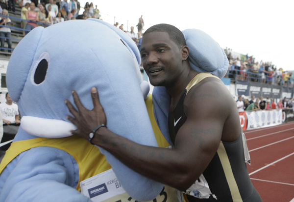 U.S. sprinter Justin Gatlin embraces the mascot after finishing the 100 metres final at the KuldLiiga meeting in Rakvere August 3, 2010. Gatlin ran his first competitive race on Tuesday after a four-year doping ban.(Xinhua/Reuters Photo) 