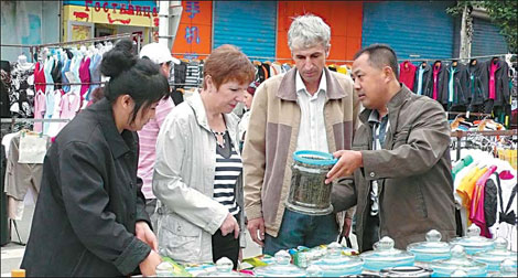 Russian customers checking Chinese tea products at an open market in Heihe, Heilongjiang province. [China Daily]