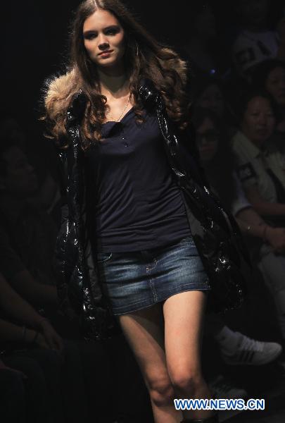 A model presents a jeans creation during an Autumn-Winter fashion show of the brand Lee in Beijing, capital of China, Aug. 3, 2010.