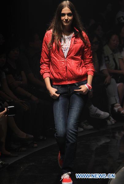 A model presents a jeans creation during an Autumn-Winter fashion show of the brand Lee in Beijing, capital of China, Aug. 3, 2010.