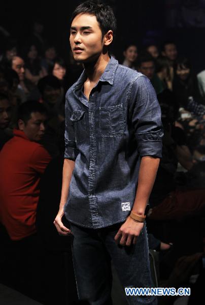 Actor Ethan Ruan presents a jeans creation during an Autumn-Winter fashion show of the brand Lee in Beijing, capital of China, Aug. 3, 2010.