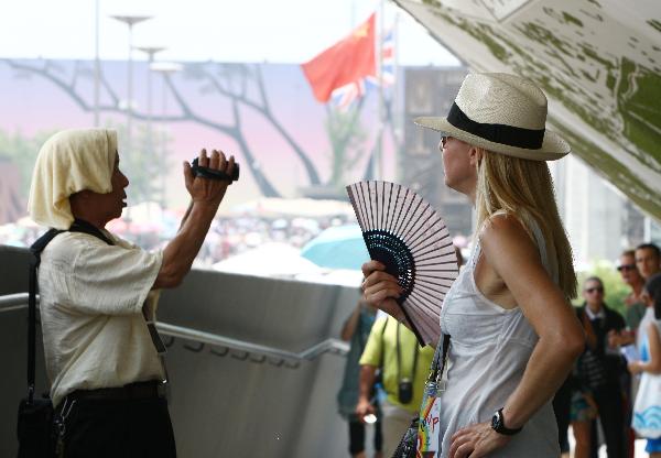 300 thousands tourists visit World Expo Park amid heat
