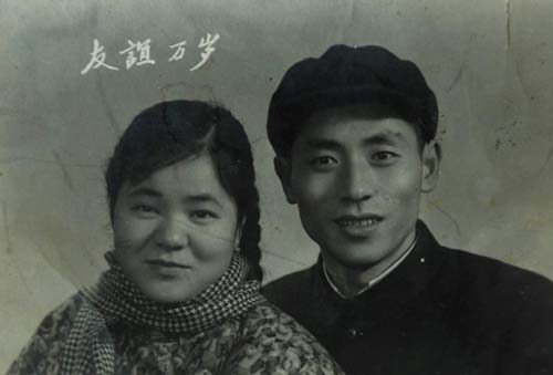 A wedding picture from the 1960s features Xiao Fa and his bride Li Cuiping from Hunan province. The Chinese characters are 'You Yi Wan Sui', or 'Long Live Friendship'. 