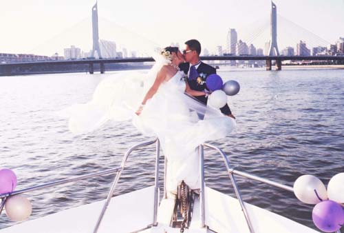 A luxurious wedding held on a yacht in Guangzhou in 2001. A wedding often costs tens of thousands yuan. 