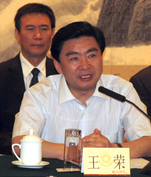 Shenzhen Party Chief Wang Rong speaks at a news briefing in Shenzhen Tuesday, August 3, 2010. [Photo by Hu Yang / chinadaily.com.cn]  