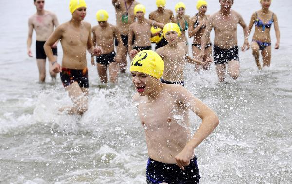 Members of the Russian summer camp to China have fun in the sea in Dalian, northeast China&apos;s Liaoning Province, Aug. 4, 2010. Some 300 Russian students arrived in Dalian Wednesday for a four-day tour as part of the ten-day summer camp to China invited by Chinese President Hu Jintao. [Xinhua]