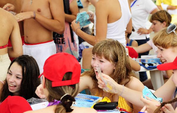 Members of the Russian summer camp to China have fun at beach in Dalian, northeast China&apos;s Liaoning Province, Aug. 4, 2010. Some 300 Russian students arrived in Dalian Wednesday for a four-day tour as part of the ten-day summer camp to China invited by Chinese President Hu Jintao. [Xinhua] 