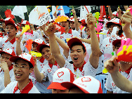 The recruitment of volunteers for the Games starts officially in Guangzhou, April 21, 2009.[Xinhua]