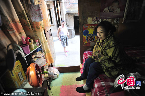 Luo Chun&apos;e, a resident in Wuhan, Central China&apos;s Hubei province, covers herself with a woollen blanket to keep warm after a nap at 4:00 pm, August 4, 2010. 