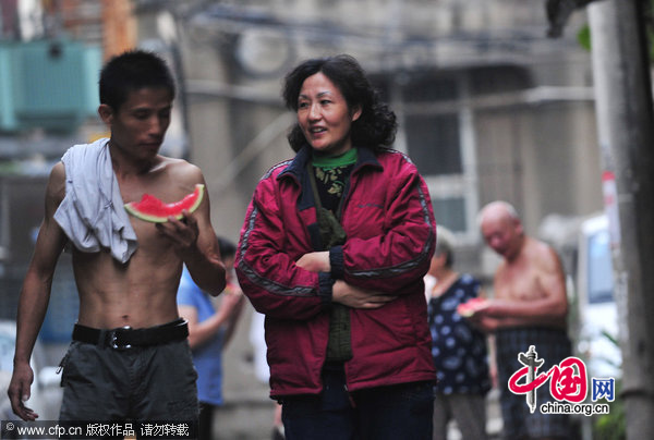 Luo Chun&apos;e and her husband, who has just finished work, walk home in Wuhan, Central China&apos;s Hubei province, August 4, 2010. [CFP]