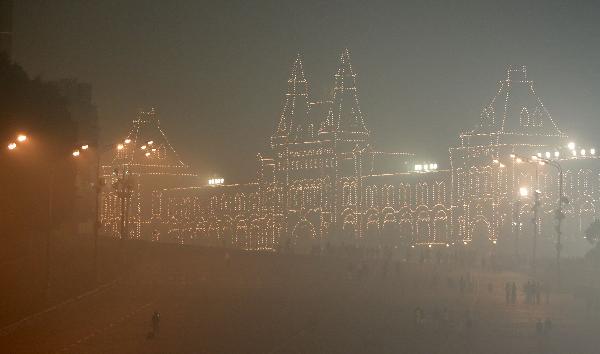 People walk on the Red Square among thick smog in Moscow, capital of Russia, Aug. 4, 2010. Moscow suffered serious air pollution due to the forest and peat fires. [Lu Jinbo/Xinhua]