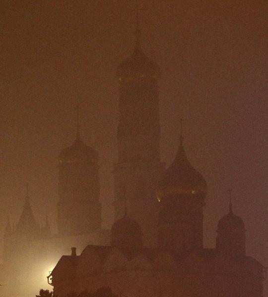 The Kremlin is blanketed in thick smog in Moscow, capital of Russia, Aug. 4, 2010. Moscow suffered serious air pollution due to the forest and peat fires. [Lu Jinbo/Xinhua]