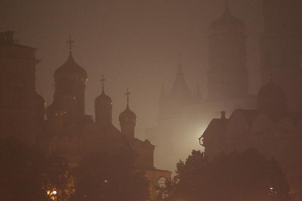 The Kremlin is blanketed in thick smog in Moscow, capital of Russia, Aug. 4, 2010. Moscow suffered serious air pollution due to the forest and peat fires. [Lu Jinbo/Xinhua]