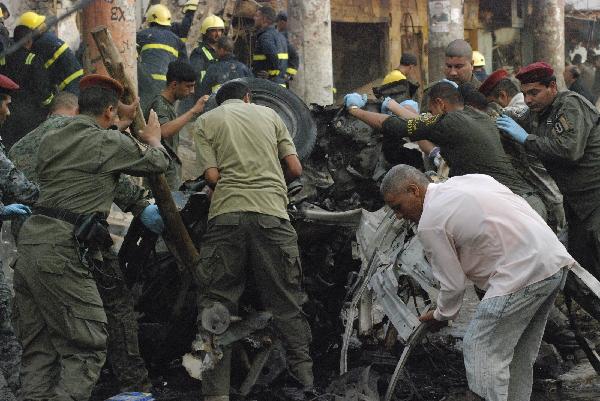 Security personnel gather at the site of a bomb attack in Kut, 150 km (95 miles) southeast of Baghdad, August 3, 2010. Two bombs exploded in the usually quiet southern city of Kut in Iraq&apos;s Wasit province on Tuesday.[Xinhua]