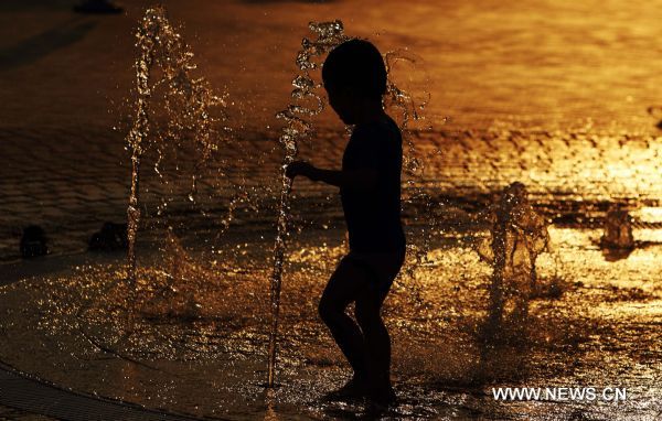 A boy enjoys himself at a fountain in a zoo in Taipei, southeast China&apos;s Taiwan, Aug. 4, 2010. The temperature reached 36 degrees Celsius in Taipei on Wednesday. [Xinhua]