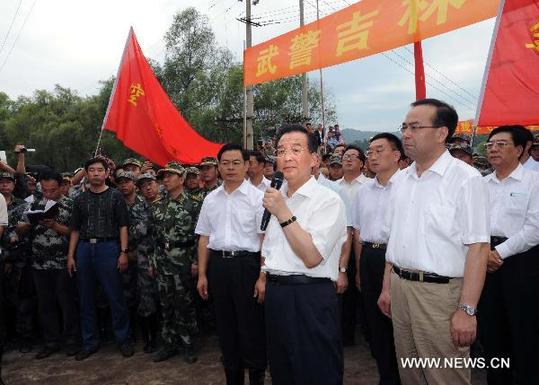 Chinese Premier Wen Jiabao (2nd R, front), addresses soldiers and local people in the flood-hit area in Yongji County of Jilin City, northeast China's Jilin Province on Aug. 3, 2010. [Xinhua]