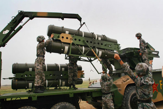 Soldiers load missiles during the five-day military exercise code-named 'Vanguard-2010,' across Henan and Shandong provinces, August 4, 2010. [Photo/Xinhua]
