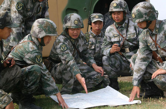 Commanders clarify tasks during the five-day military exercise code-named 'Vanguard-2010,' across Henan and Shandong provinces, August 4, 2010. [Photo/Xinhua]