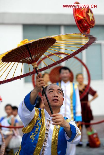 Folk artists perform umbrella acrobatics at World Expo