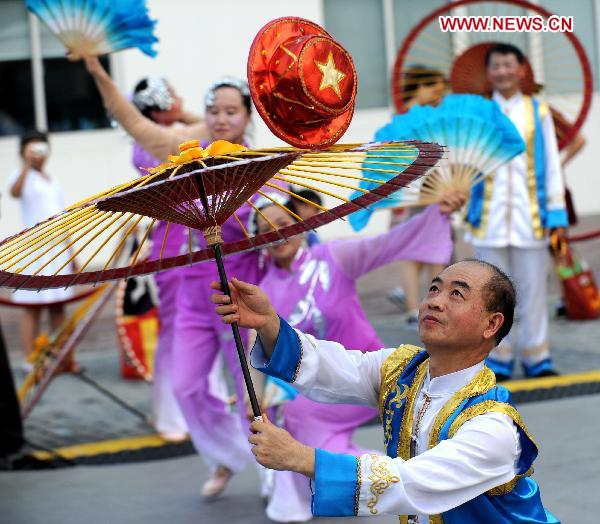 Folk artists perform umbrella acrobatics at World Expo
