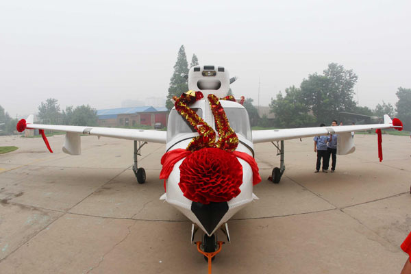 The first China-made amphibious plane is on display after it left the assembly line in Shijiazhuang, North China's Hebei province, August 4, 2010. [Photo/Xinhua]