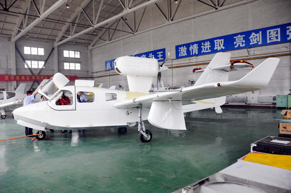 People visit an amphibious plane which has just left the assembly line in Shijiazhuang, North China's Hebei province, August 4, 2010. [Photo/Xinhua]