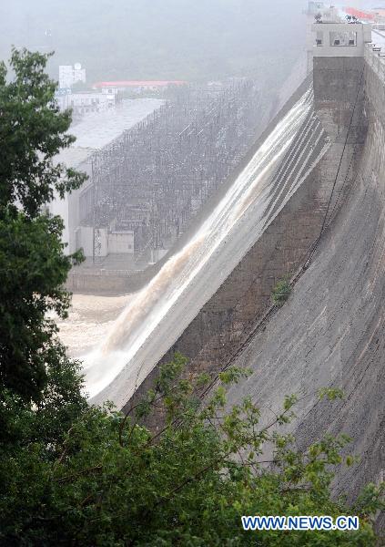 Fengman Reservoir starts to discharge water in Jilin City, northeast China&apos;s Jilin Province, Aug. 5, 2010. Rainfall reached 204 mm over the previous 24 hours as of 8 a.m. Thursday in central Jilin, the provincial meteorological station said. Constant rains had forced seven of the 25 medium and large reservoirs in Jilin City, including Fengman, Baishan and Xingxingshao, to discharge water, and their levels were falling, according to Jilin municipal government. [Xinhua] 