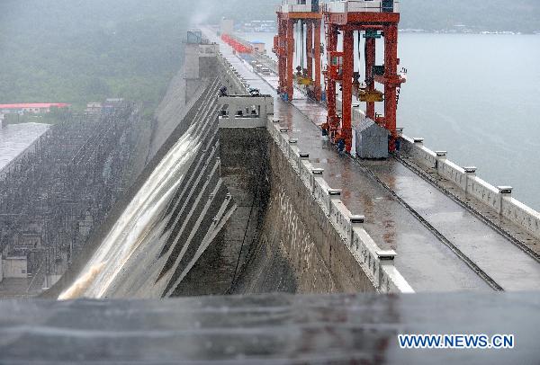 Fengman Reservoir starts to discharge water in Jilin City, northeast China&apos;s Jilin Province, Aug. 5, 2010. [Xinhua]