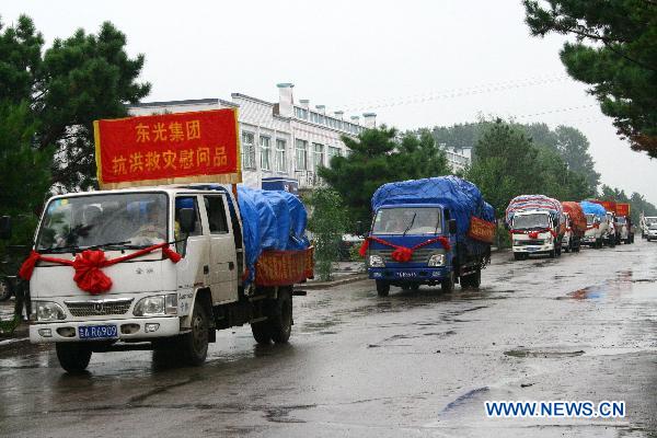 Trucks carrying relief materials arrives at the flood-ravaged area in Nong&apos;an County, northeast China&apos;s Jilin Province, Aug. 5, 2010. [Xinhua]