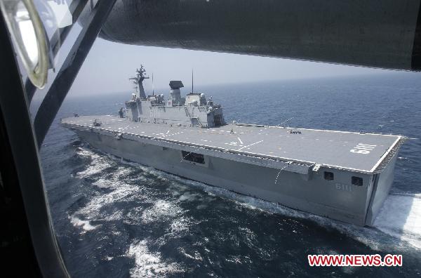 A South Korean warship attends an anti-submarine drills in waters off the west coast of the divided Korean peninsula, Aug. 5, 2010. South Korea began on Thursday massive anti-submarine drills in waters off the west coast of the divided Korean peninsula despite a warning from its wartime rival against the exercises that heightened tensions near the western sea border. [Song Kyeongseok/Xinhua]