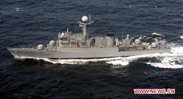 A South Korean warship attends an anti-submarine drills in waters off the west coast of the divided Korean peninsula, Aug. 5, 2010. South Korea began on Thursday massive anti-submarine drills in waters off the west coast of the divided Korean peninsula despite a warning from its wartime rival against the exercises that heightened tensions near the western sea border. [Lee Jinman/Xinhua]