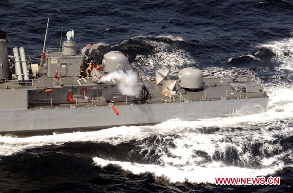 A South Korean warship attends an anti-submarine drills in waters off the west coast of the divided Korean peninsula, Aug. 5, 2010. South Korea began on Thursday massive anti-submarine drills in waters off the west coast of the divided Korean peninsula despite a warning from its wartime rival against the exercises that heightened tensions near the western sea border.[Lee Jinman/Xinhua]