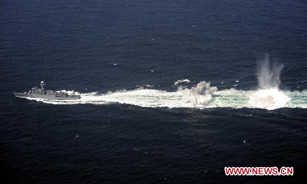 A South Korean warship attends an anti-submarine drills in waters off the west coast of the divided Korean peninsula, Aug. 5, 2010. South Korea began on Thursday massive anti-submarine drills in waters off the west coast of the divided Korean peninsula despite a warning from its wartime rival against the exercises that heightened tensions near the western sea border.[Lee Jinman/Xinhua]