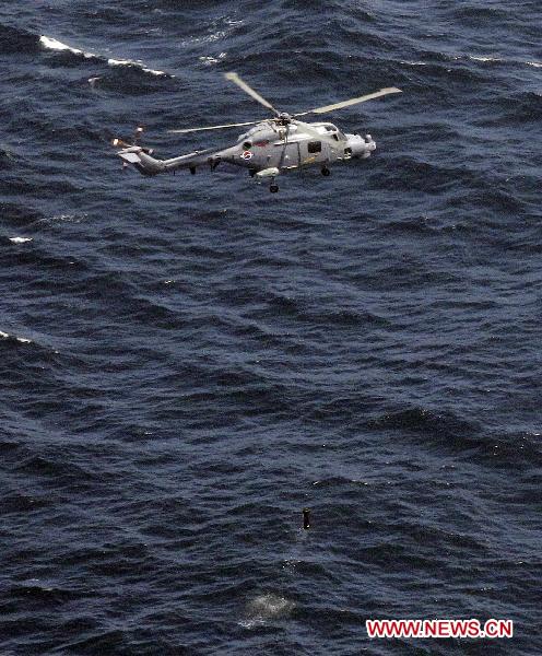 A South Korean helicopter attends an anti-submarine drills in waters off the west coast of the divided Korean peninsula, Aug. 5, 2010. South Korea began on Thursday massive anti-submarine drills in waters off the west coast of the divided Korean peninsula despite a warning from its wartime rival against the exercises that heightened tensions near the western sea border.[Song Kyeongseok/Xinhua]