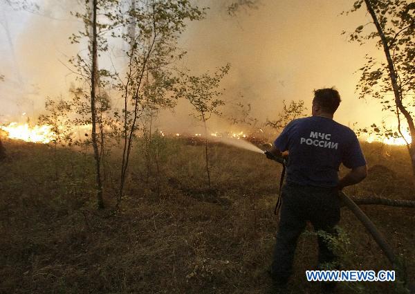 On Aug 4, a firefighter is fighting with rampant wildfires in the central Russia. The Emergency Situations Ministry said that death toll has reached 48. And 160,000 people and 80,000 vehicles were involved in the effort to extinguish the fires. [Xinhua]