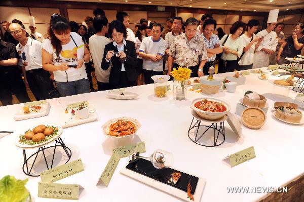 Photo taken on Aug. 5, 2010 shows the different kinds of specialized Taiwan cuisine in Taipei, southeast China's Taiwan. The four-day-long 2010 Taiwan Culinary Exhibition will kick off on Aug. 27. [Xinhua/Wu Jingteng]