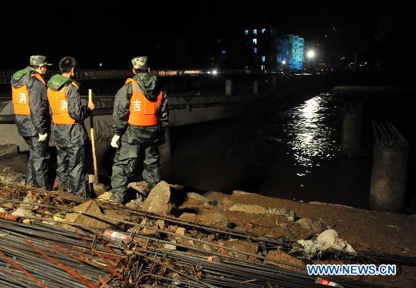 Rescuers inspects at a dike of a river in Yongji County, northeast China's Jilin Province, Aug. 5, 2010. Rainfall reached 204 mm over the previous 24 hours as of 8 a.m. Thursday in central Jilin, the provincial meteorological station said. Constant rains had forced seven of the 25 medium and large reservoirs in Jilin City, including Fengman, Baishan and Xingxingshao, to discharge water, and their levels were falling, according to Jilin municipal government. [Xinhua]