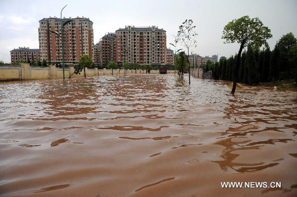Photo taken on Aug. 5, 2010 shows the flooded street in Xinyu, east China&apos;s Jiangxi Province, after heavy rainstorms.[Xinhua] 