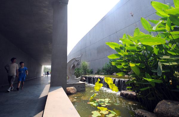 People enter China&apos;s Wetland Museum in Hangzhou, capital of east China&apos;s Zhejiang Province, Aug. 5, 2010.