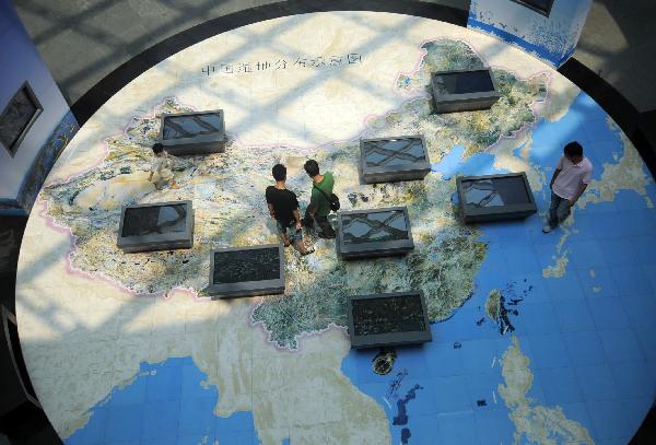 Citizens view a distribution map of Chinese wetland at China&apos;s Wetland Museum in Hangzhou, capital of east China&apos;s Zhejiang Province, Aug. 5, 2010. 